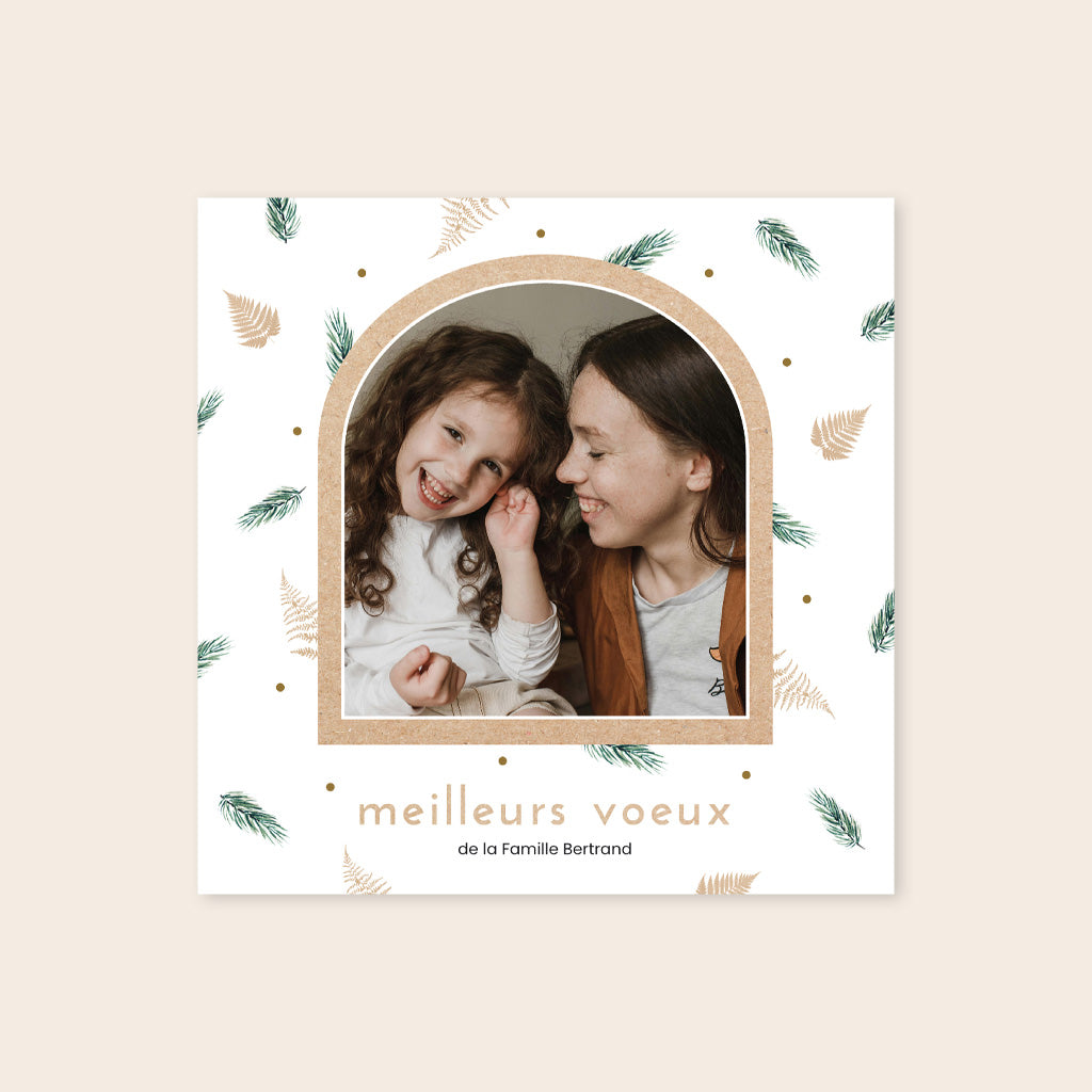 Carte de vœux carrée blanche, simple avec des motifs de feuilles vertes et kraft en fond, une photo d'une mère et sa fille au format arche au centre et un texte "meilleurs vœux de la Famille Bertrand" en dessous