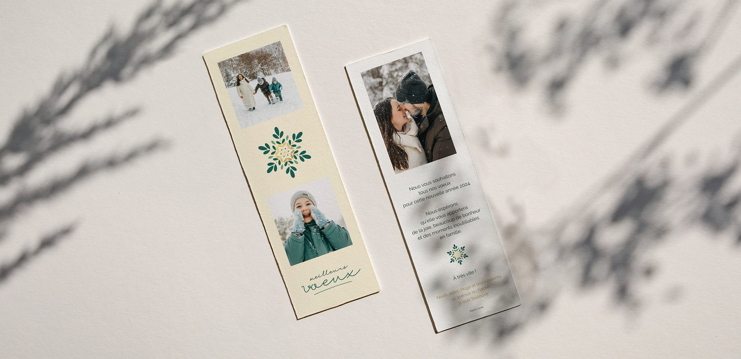 Carte de vœux marque page simple avec fond beige, flocons verts et photo d'une famille à la neige