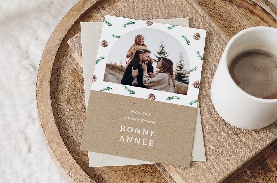 Carte de voeux blanche et kraft avec des pommes de pin et des branches de pin avec une photo de famille