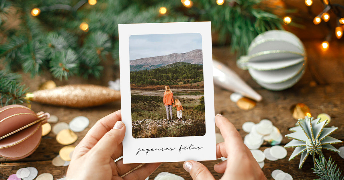 Carte de vœux minimaliste avec une photo d'une maman et de son enfant devant des montagnes