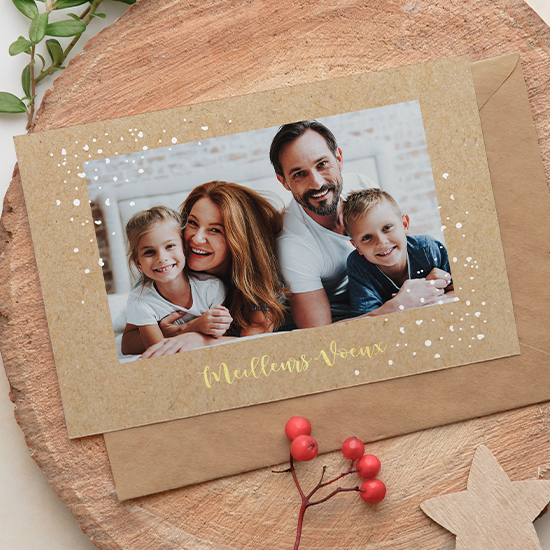 Carte de vœux simple format paysage avec fond kraft, grande photo de famille au centre, flocons de neige sur les côtés et textes "Meilleurs Vœux" dessous.