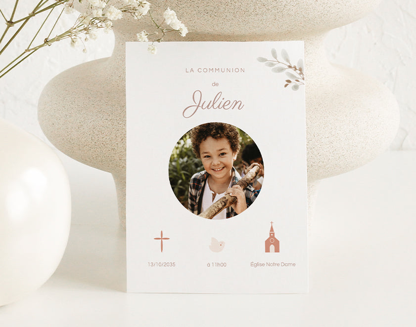 Faire-part communion simple, au format portrait, fond blanc avec une photo ronde au centre, des pictogrammes pour la date, l'heure et le lien en dessous