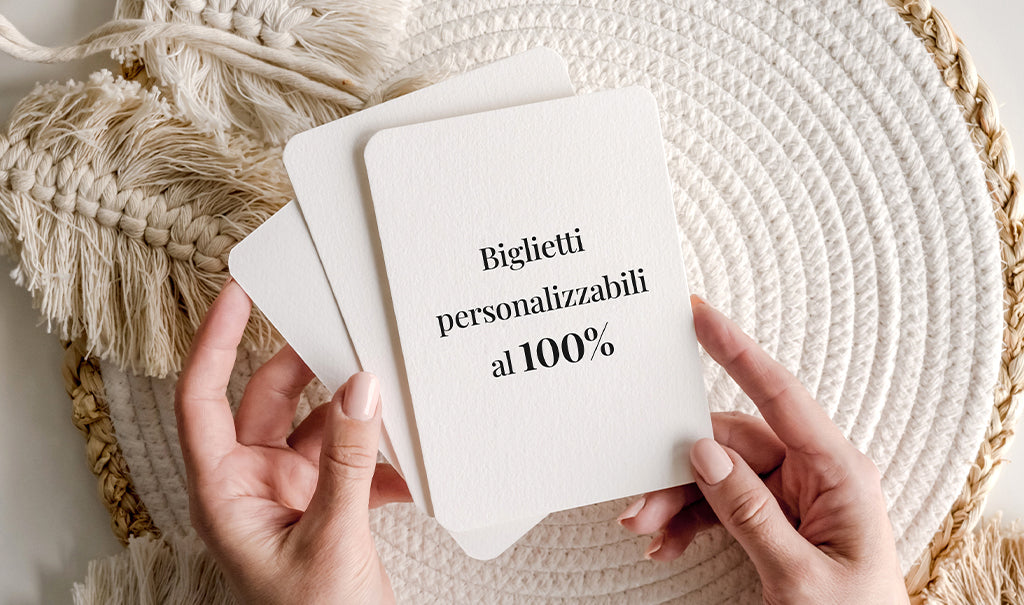 tre biglietti bianchi in formato verticale con angoli arrotondati, completamente personalizzabili